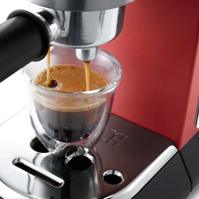 Delonghi EC685R Pouring Espresso Delonghi EC685R Pouring Espresso